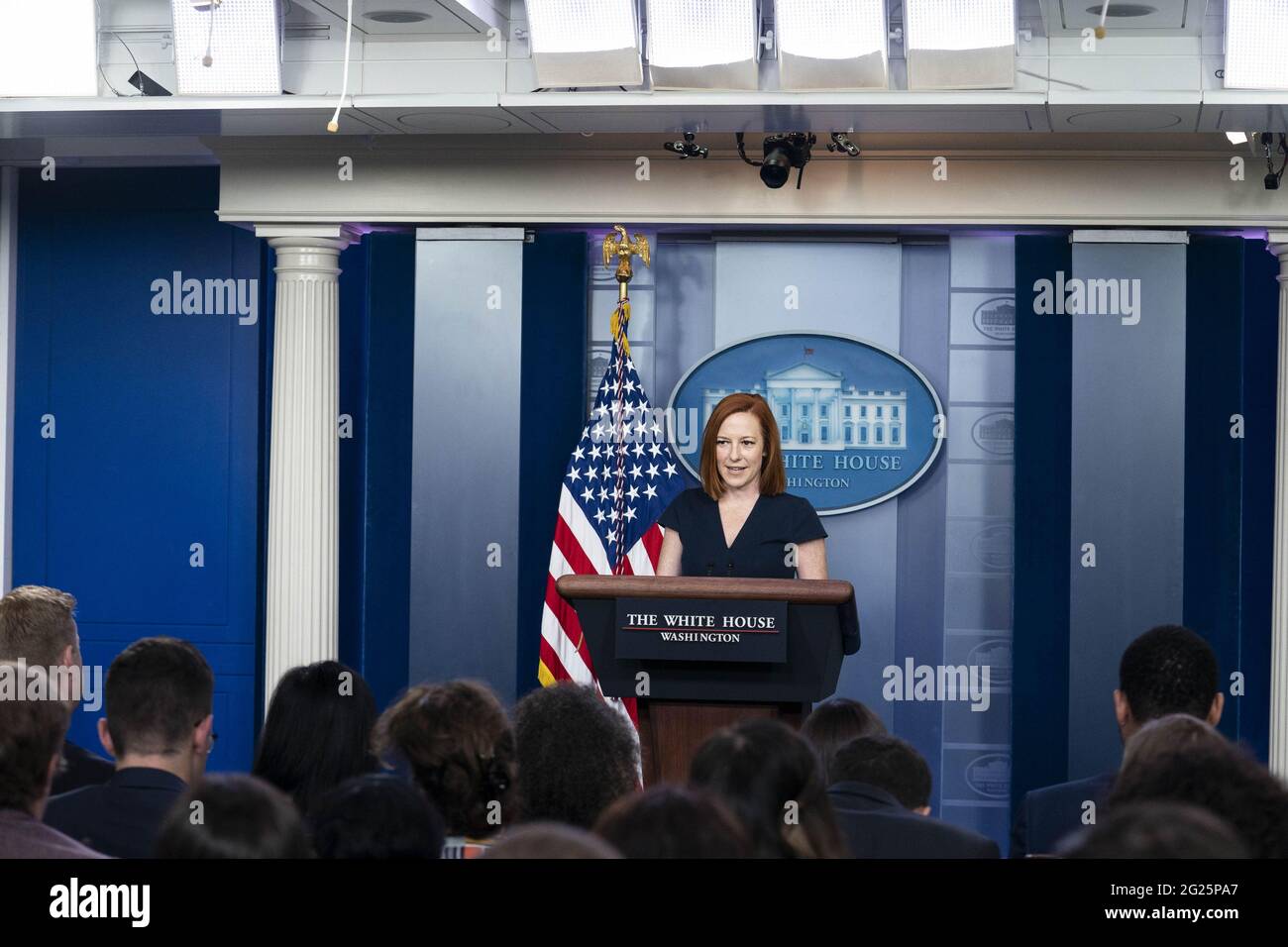 Washington, Stati Uniti. 8 giugno 2021. Jen Psaki, segretario stampa della Casa Bianca, parla durante una conferenza stampa alla Casa Bianca di Washington, DC, martedì 8 giugno 2021. Il presidente Joe Biden ha rilasciato una strategia polivalente per garantire catene di fornitura critiche in prodotti che vanno dai farmaci ai microchip, e sta anche pesando una potenziale sonda commerciale che potrebbe portare a dazi statunitensi su alcune importazioni di magneti. Foto in piscina di Sarah Silbiger/UPI Credit: UPI/Alamy Live News Foto Stock