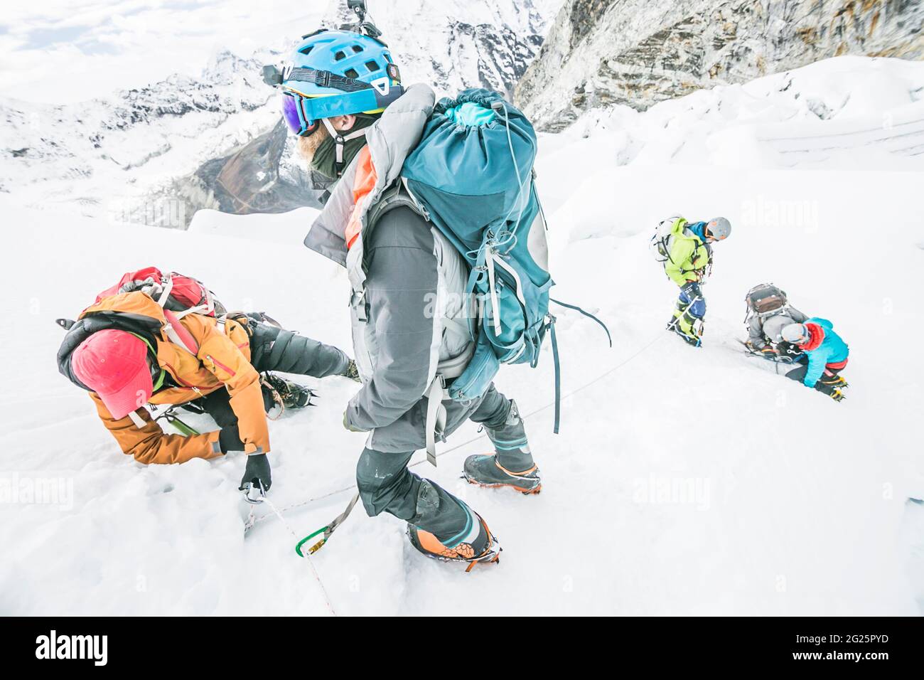 Scalatori che navigano su un ghiacciaio in Nepal Foto Stock