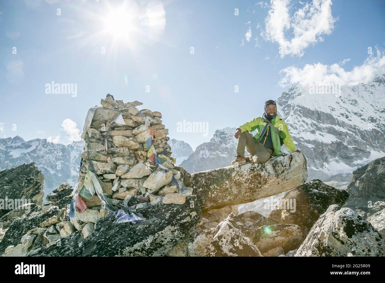 Un giovane Sherpa è tutto sorrisi durante un percorso di riposo su Kala Pattar Foto Stock