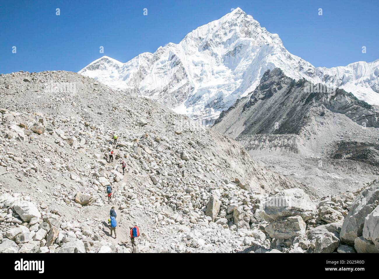 Gli scalatori si dirigono verso Everest, con Everest * Nuptse che torreggia sopra Foto Stock