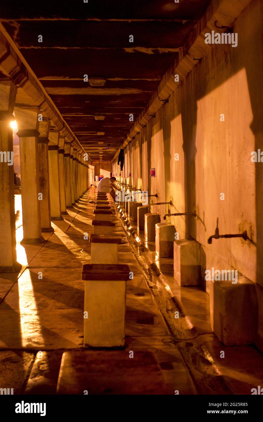 L'area delle abluzioni per il lavaggio rituale, wudu. La Moschea del Sultano Ahmed, conosciuta anche come la Moschea Blu. Una moschea del venerdì dell'epoca ottomana situata a Istanbul, Turchia. Illuminato di notte Foto Stock