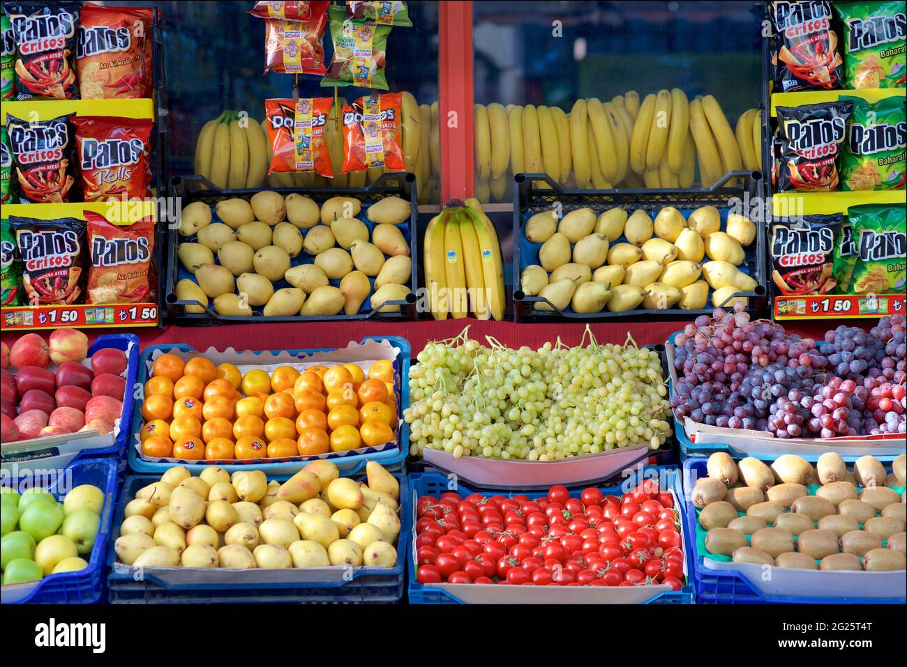 Mostra di frutta fuori di un negozio di fruttivendolo, Istanbul, Turchia Foto Stock