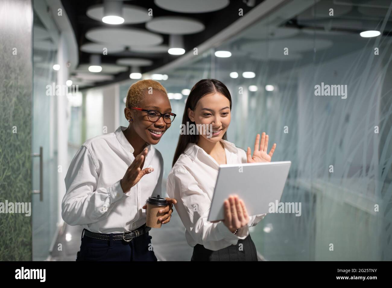Felici donne d'affari multietniche che fanno la videochiamata Foto Stock