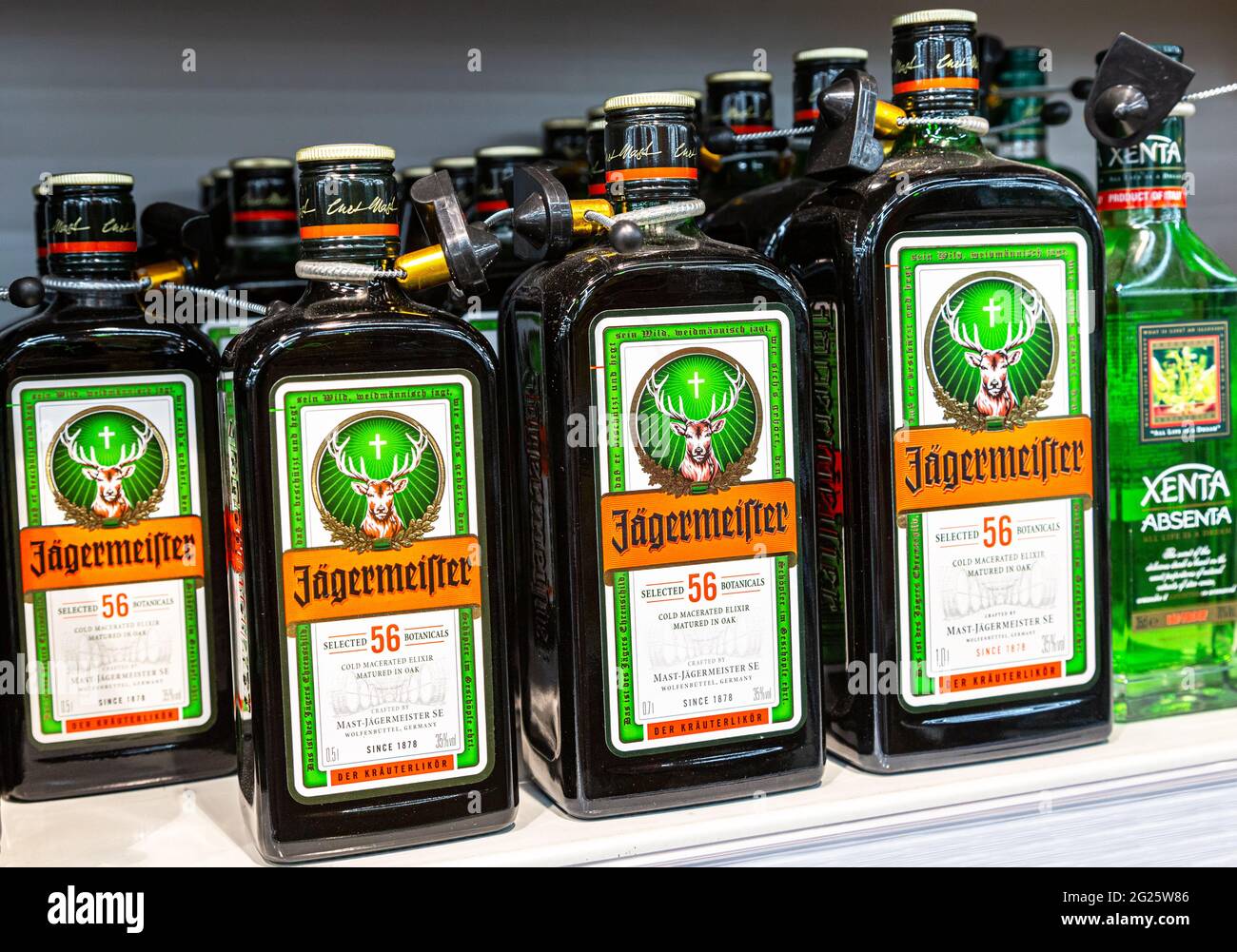 Samara, Russia - 6 giugno 2021: Jagermeister è una bevanda alcolica forte in vendita in superstore. Jagermeister fatto con 56 erbe e spezie. Imbottigliato Foto Stock