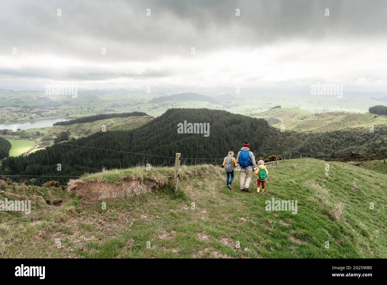 Padre e bambini che tengono le mani in escursione in Nuova Zelanda montagne Foto Stock