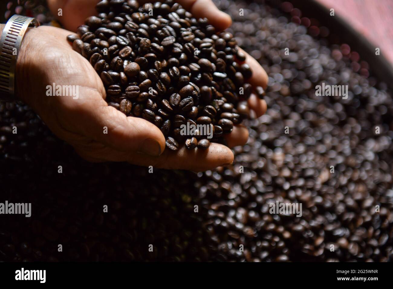 I chicchi di caffè macro su un sfondo marrone Foto Stock