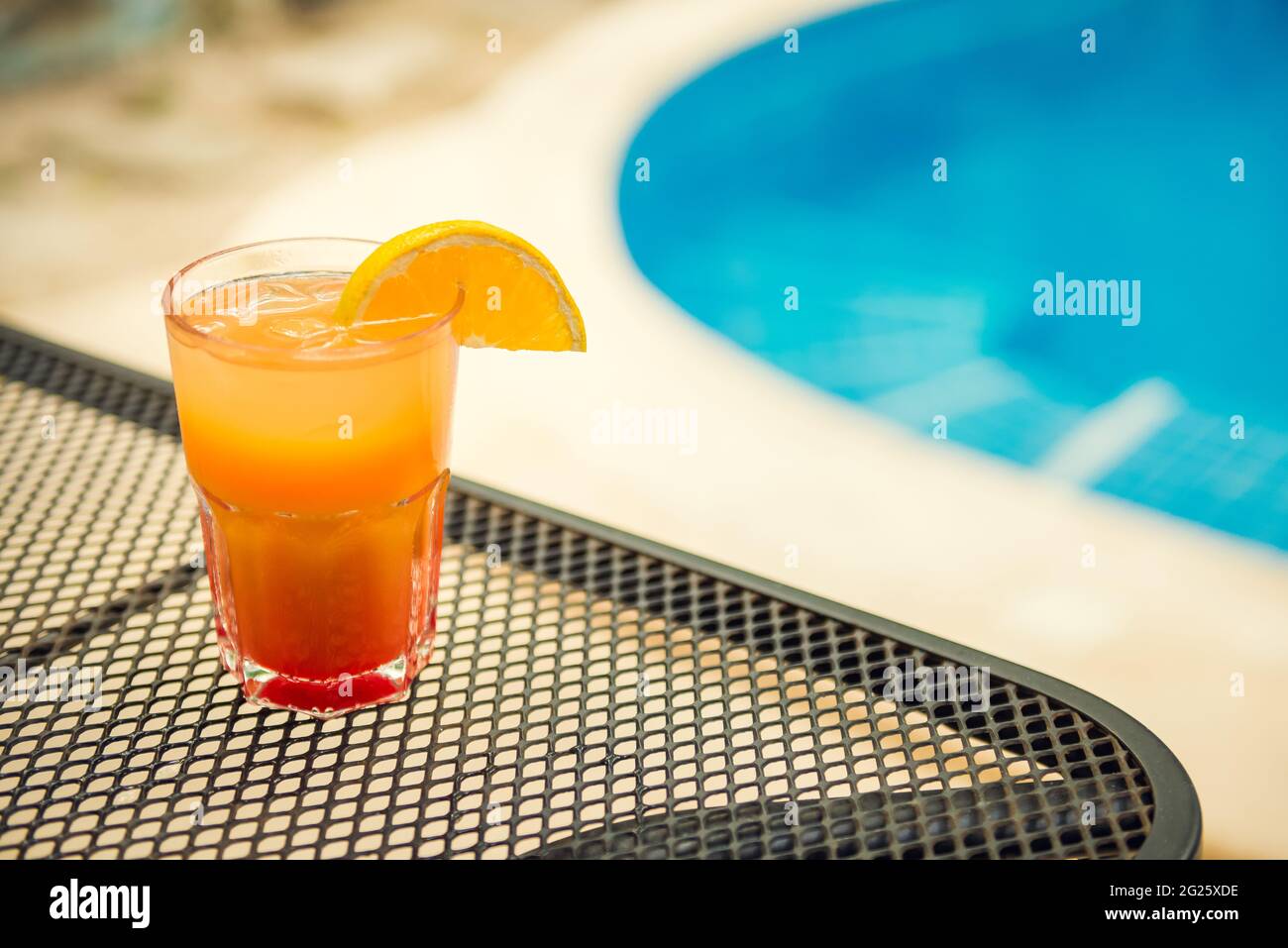 Cocktail tropicali colorati su bar in legno. Mixologia in vacanza in piscina Foto Stock
