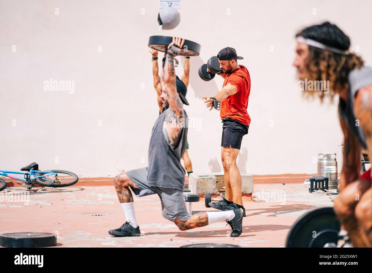Un gruppo di amici sportivi esegue diverse procedure di esercizio all'aperto Foto Stock