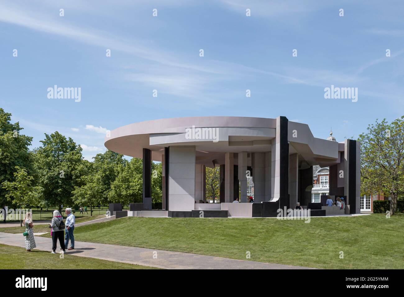 Pavilion nel contesto di Kensington Gardens. Serpentina Summer Pavilion 2021, Londra, Regno Unito. Architetto: Conterspace, 2021. Foto Stock