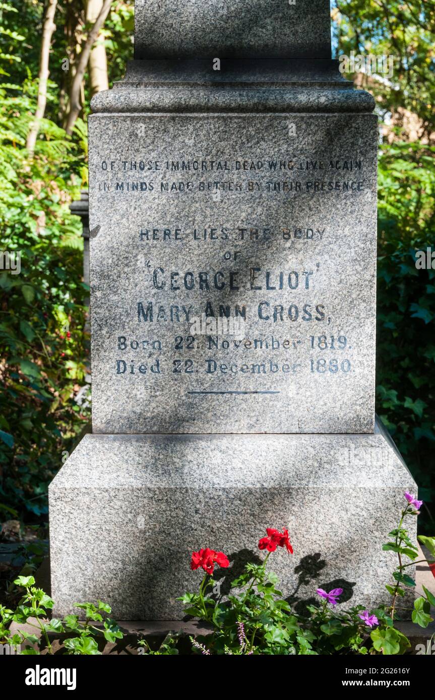 La tomba di George Eliot in Highgate Cemetery, Londra, con il suo ultimo nome sposato di Mary Ann Cross. Foto Stock