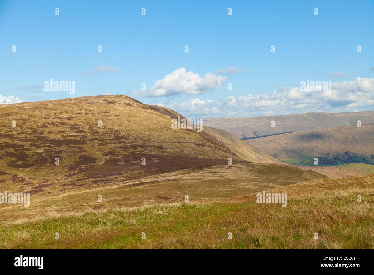 Guardando verso Calf Top dalla cresta di Barbondale, Cumbria, Inghilterra Foto Stock