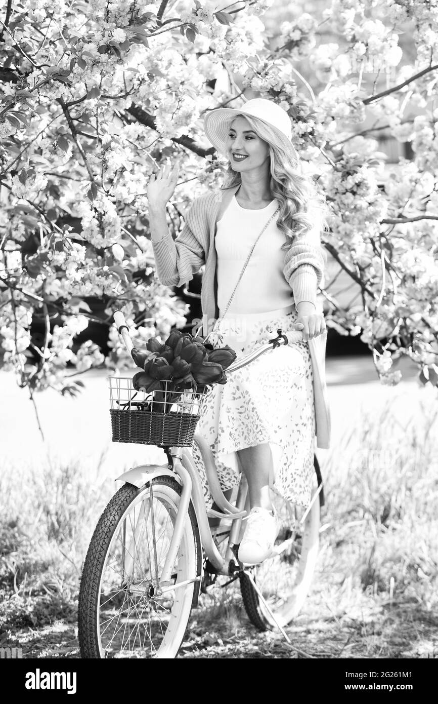 Fiori esperti. Primavera bellezza e moda. Ciliegia rosa fiore. Profumo perfetto. Profumo spa e allergico. Viaggi. Donna retro vendere tulipano fiore Foto Stock