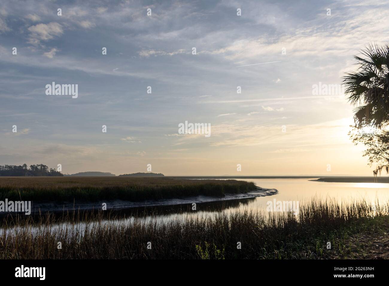 Uno splendido sfondo paesaggistico della palude di sale di Lowcountry vicino all'isola di Sapelo, Georgia costiera, USA, sede di un importante estuario di ricerca c Foto Stock