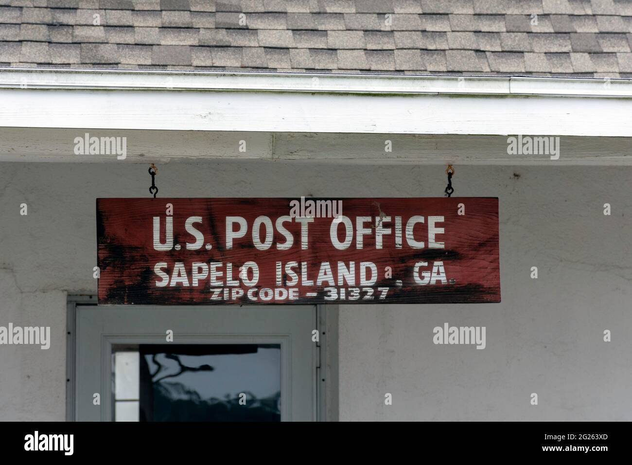 Un cartello per l'ufficio postale sull'isola di Sapelo, Georgia, USA, una tranquilla destinazione di viaggio lento nel sud degli Stati Uniti. Foto Stock
