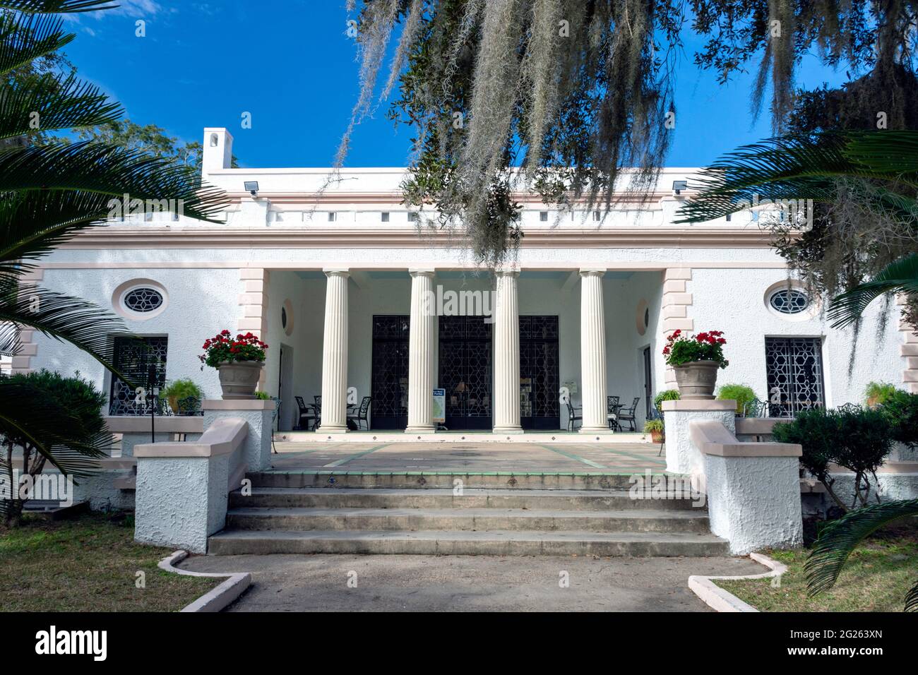 L'architettura classica della storica Reynolds Mansion sull'Isola di Sapelo, Georgia, è disponibile per tour e noleggio. Foto Stock