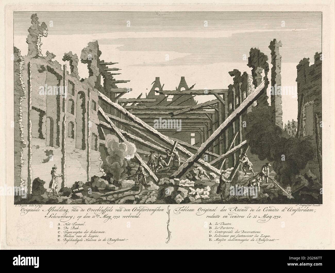 Rovina del teatro di Amsterdam preso in prestito, 1772; immagine originale degli overblyfels dell'Amsterdam Schouwburg; il den 11 maggio 1772 Burned / Tableau Original des Ruines de la comedie d'Amsterdam; Reduite e Cendres le 11 maggio 1772; il fuoco nella damsa Schouwburg, 1772. Vista della rovina di Amsterdam Schouwburg al Keizersgracht dopo l'incendio del 11 maggio 1772. I vigili del fuoco si spengono con l'acqua che spruzzano gli ultimi caminetti, altri detriti chiari. Sotto la mostra il titolo e la leggenda A-e in olandese (sinistra) e francese (destra). Parte di una serie di quattro stampe con il titolo stampato su Foto Stock