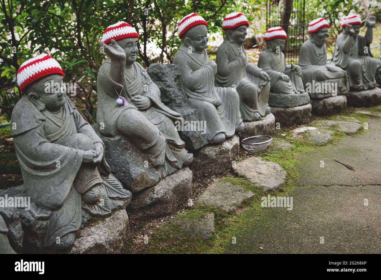 Statue di Buddha con cappelli a maglia che rappresentano i primi 500 discepoli dello storico Buddha Shakyamuni al tempio Diasho-in a Miyajima Foto Stock