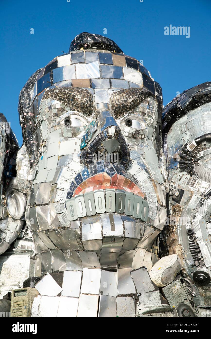 Solo PER USO EDITORIALE Mount Recyclemore: La E7, che è stata creata per e-waste, a somiglianza dei leader del G7 e nello stile di Mount Rushmore dell'artista britannico Joe Rush per il recommerce esperto di tecnologia musicMagpie, è presentata su Sandy Acres Beach in Cornovaglia in vista del G7 Summit che inizia più tardi questa settimana. Data immagine: Martedì 8 giugno 2021. Foto Stock