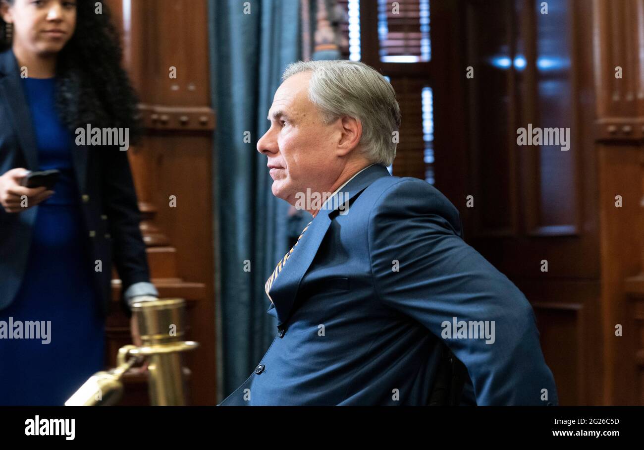 Austin Texas USA, 8 giugno 2021: Texas Gov. Greg Abbott lascia una conferenza stampa nel suo ufficio del Campidoglio dopo aver firmato due bollette che rafforzano la rete elettrica e le infrastrutture del Texas, che erano elementi di emergenza nel suo programma legislativo. Le bollette sono state in risposta alla tempesta invernale di febbraio che ha abbattuto parti della rete elettrica del Texas che ha lasciato milioni di texani senza alimentazione per giorni. Credit: Bob Daemmrich/Alamy Live News Foto Stock