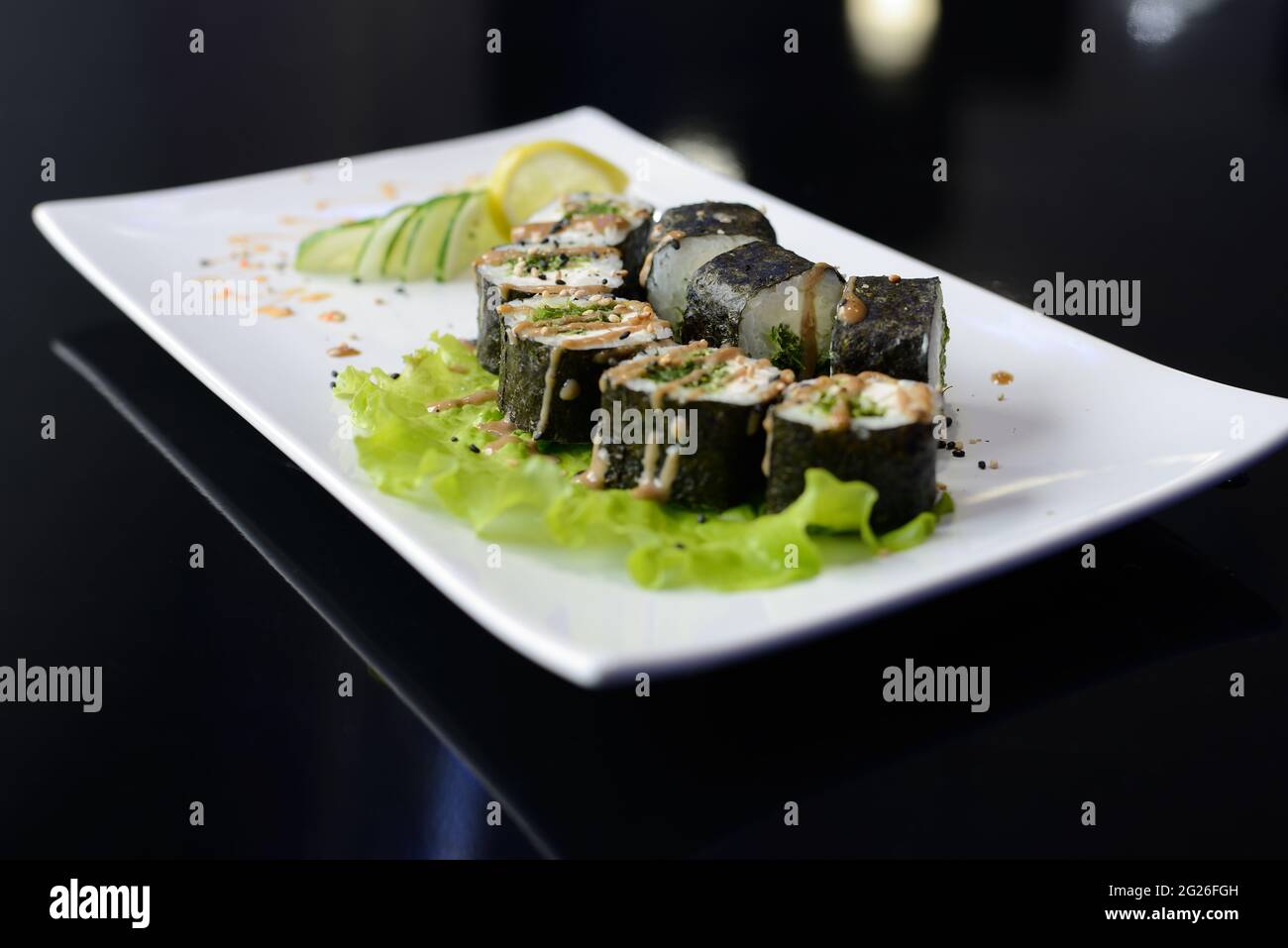 Panini al sushi su piatto bianco. Cibo giapponese. Foto Stock