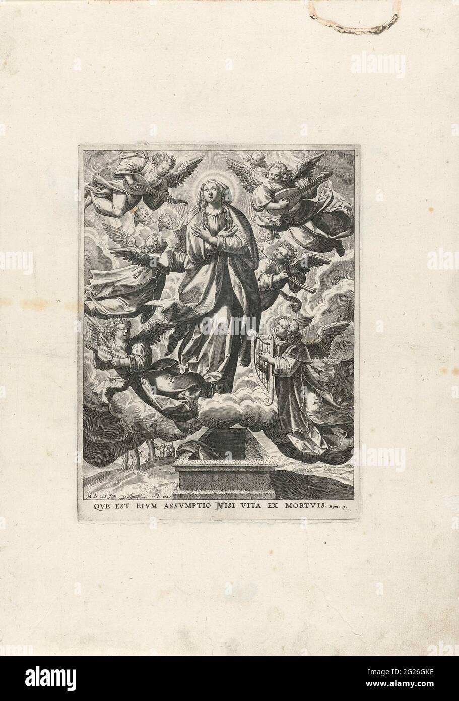 Ascensione di Maria; vita e passione di Cristo e della Vergine Maria. La Vergine Maria galleggia nell'aria ed è condotta al cielo da angeli musicanti. Sotto di lei sulla terra la tomba vuota. La stampa ha una citazione della Bibbia latina come didascalia ed è la quattordicesima stampa di una quindicesima serie sulla vita di Cristo e della Vergine Maria. Foto Stock
