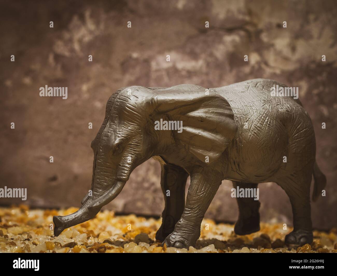 elefante giocattolo su sfondo roccioso Foto Stock