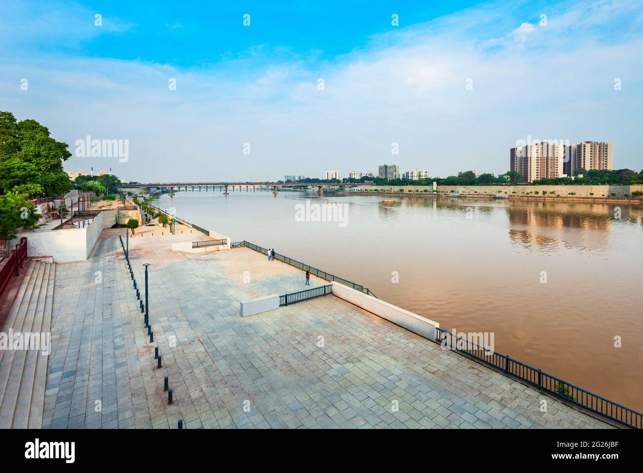 Vista aerea sul fiume Sabarmati vicino a Gandhi Ashram nella città di Ahmedabad, Gujarat stato dell'India Foto Stock