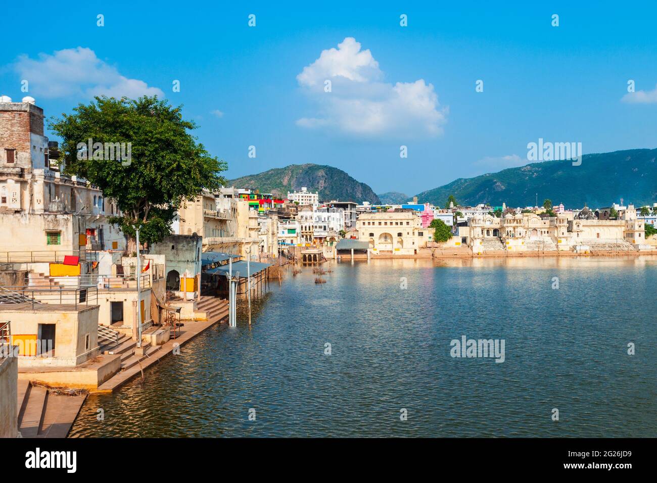 Ghats al lago Pushkar nella città di Pushkar nello stato Rajasthan dell'India Foto Stock