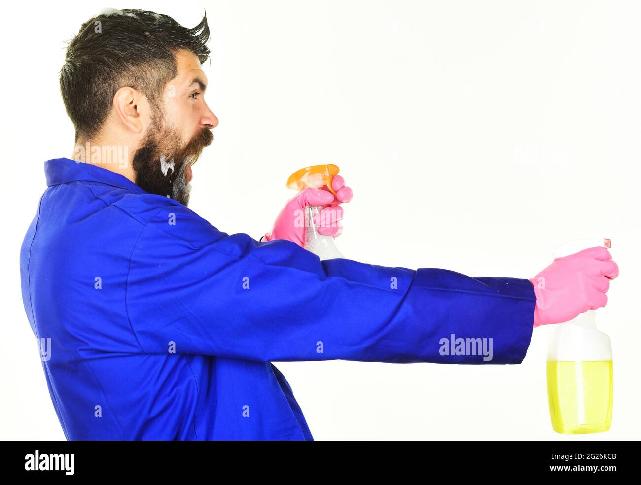 Detergente professionale. Uomo bearato con spray detergente. Servizio di pulizia. Foto Stock