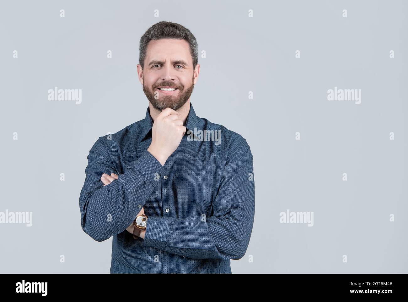 Felice uomo unshaven sorriso con denti sani in stile casual di affari, odontoiatria, spazio di copia. Foto Stock