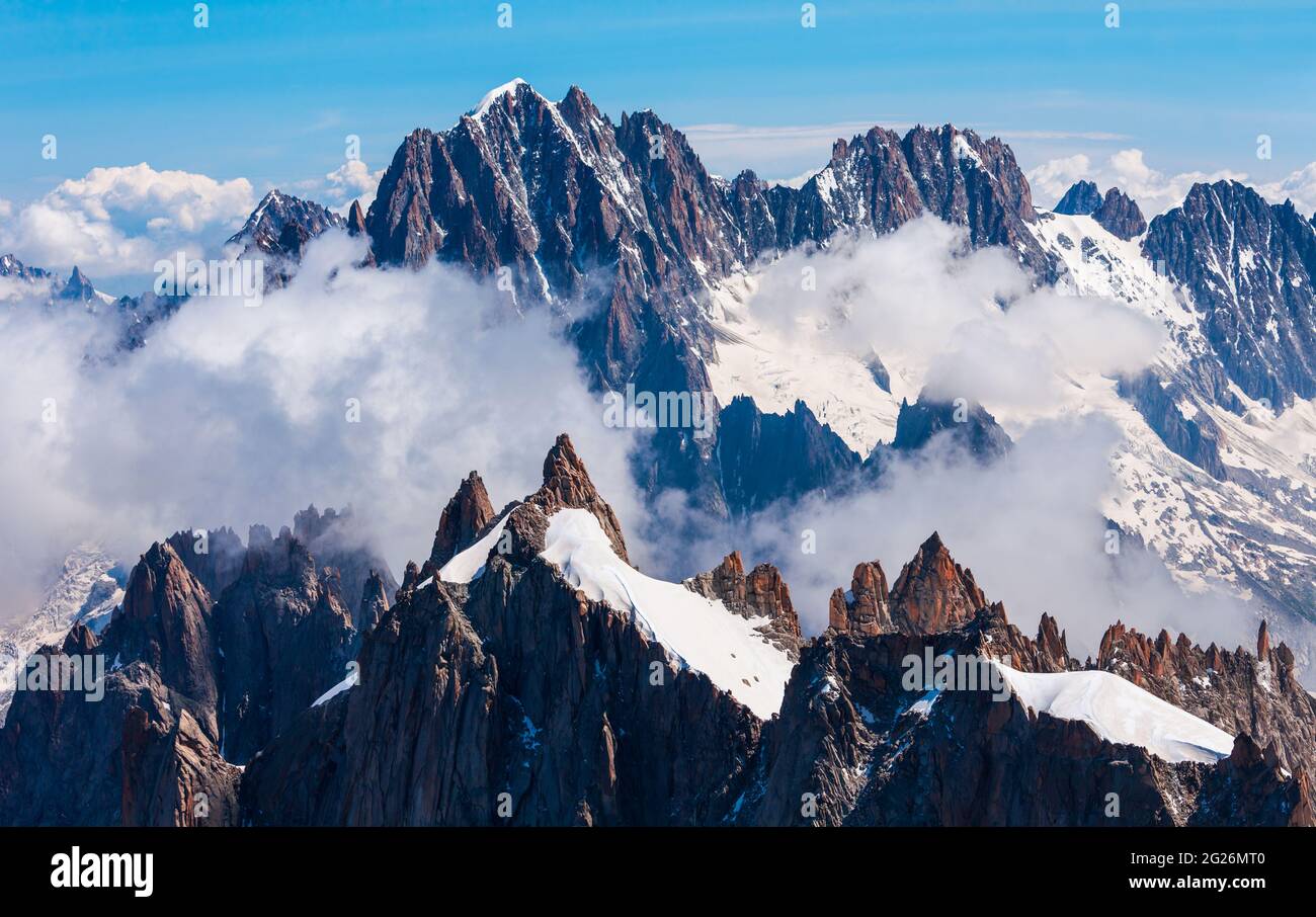 Mont Blanc o sul Monte Bianco Significato Montagna Bianca è la catena  montuosa più alta delle Alpi e in Europa, che si trova tra la Francia e  l'Italia Foto stock - Alamy