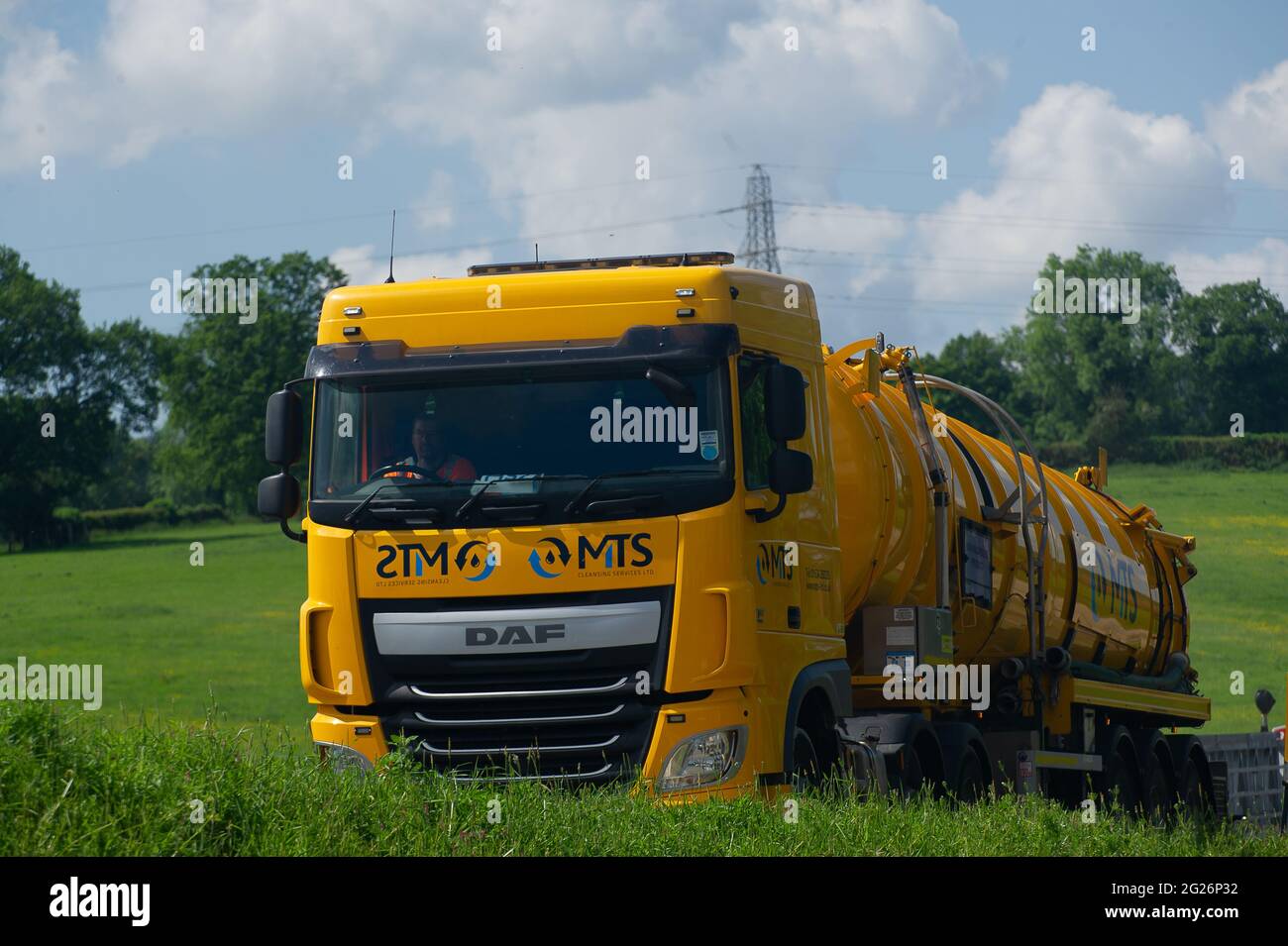 Chalfont St Giles, Regno Unito. 5 Giugno 2021. Un altro HGV lascia la mescola HS2 sulla strada di trasporto. Sian Berry il co-leader del Partito Verde e il candidato alle elezioni locali Carolyne Culver in carica per Amersham e Chesham by-elezione ha incontrato i residenti locali interessati dalla costruzione della ferrovia ad alta velocità oggi. HS2 hanno costruito una strada di trasporto ripida e di alto lato a destra fuori le case residenti in Bottom House Farm Lane, Chalfont St Giles. Gli HS2 stanno costruendo un albero di sfiato dal tunnel che stanno alesando sotto i Chilterns e gli HGV stanno portando il calcestruzzo affinchè esso sia versato nell'albero di sfiato. Il rumore, dis Foto Stock