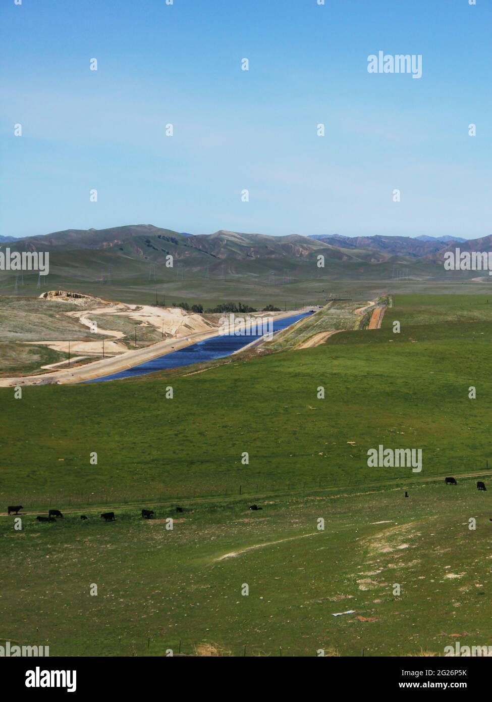 Aquaduct che attraversa la valle centrale della California Foto Stock