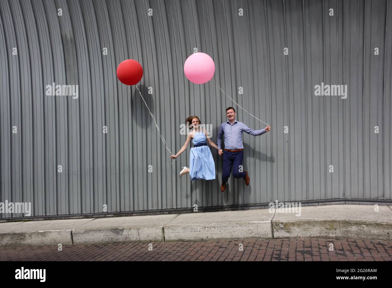 esame finale prima del matrimonio. Se si può (sposa e sposo) saltare di fronte al fotografo allo stesso tempo, è ora possibile sposarsi. Foto Stock