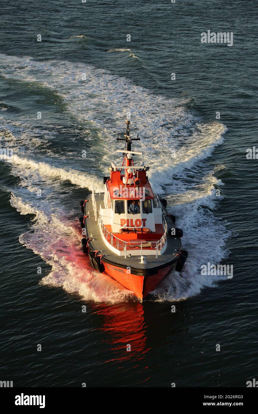 la barca pilota rossa bianca che porta il pilota alla nave si muove velocemente Foto Stock