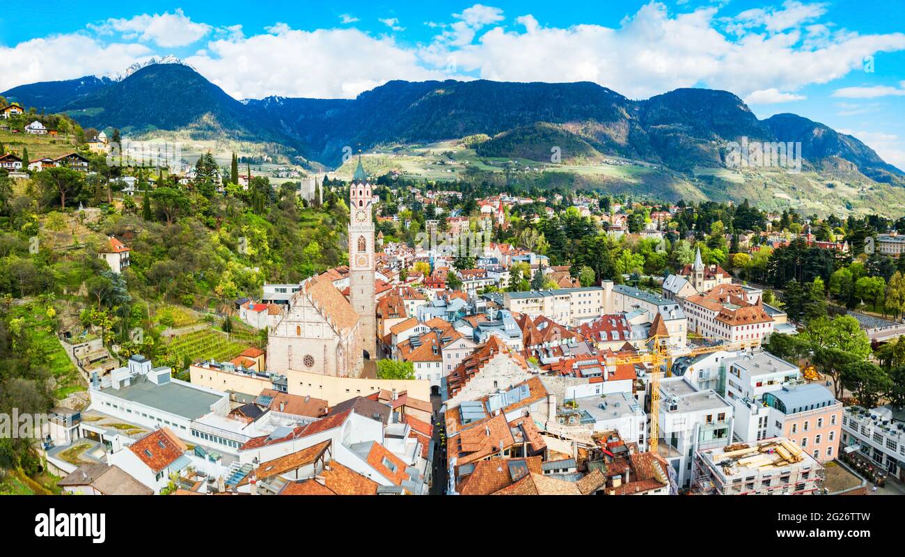 La Chiesa di San Nicola antenna vista panoramica a Merano. Merano o Merano è una città in Alto Adige nel nord Italia. Foto Stock