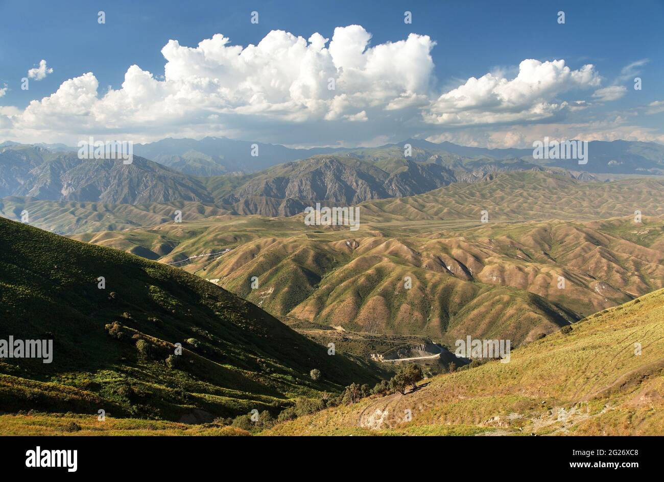 Montagne Tian Shan in Kirghizistan, vista panoramica sulle montagne della steppa kirghizistan Foto Stock