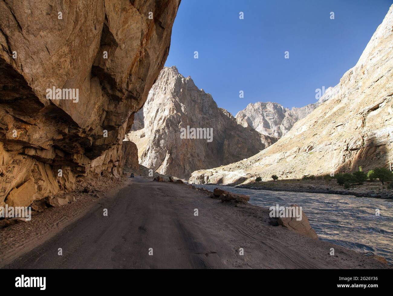 Il fiume Panj e le montagne del Pamir, Panj è la parte superiore del fiume Amu Darya, vista panoramica dal Tagikistan e confine con l'Afghanistan, regione di Gorno-badakhshan, Foto Stock