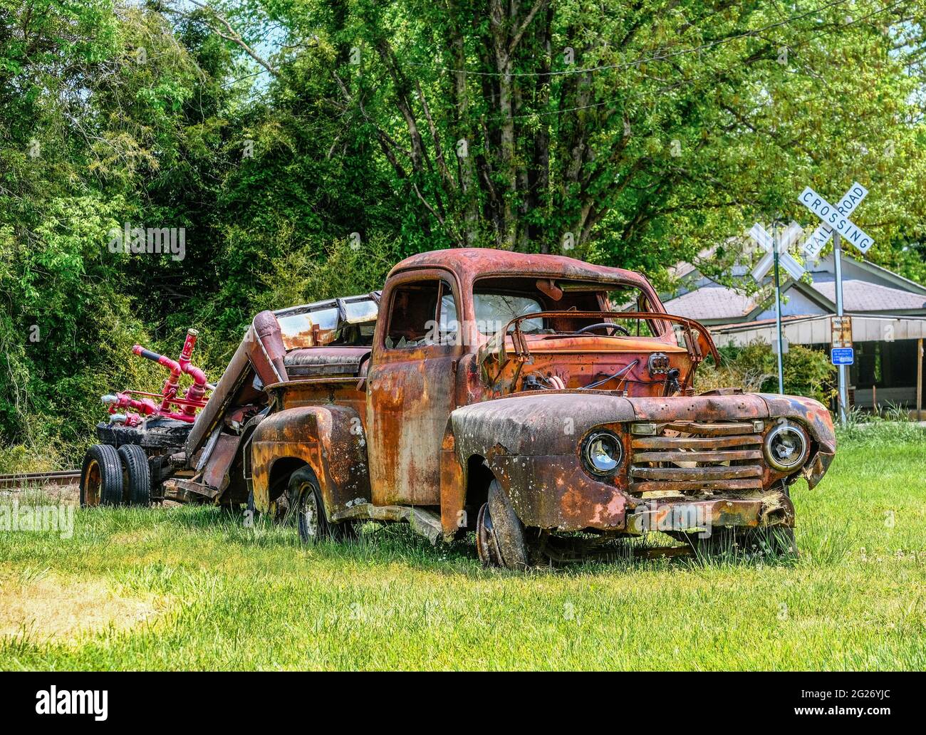 Old Rusty Truck by Railroad attraversamento con rimorchio Foto Stock