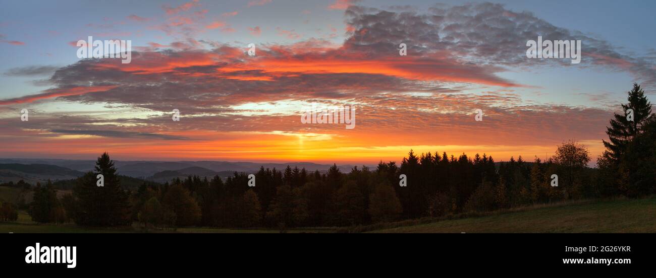 La sera, vista del tramonto sul bellissimo cielo con le nuvole rosse da Altopiano boemo e moravo Foto Stock