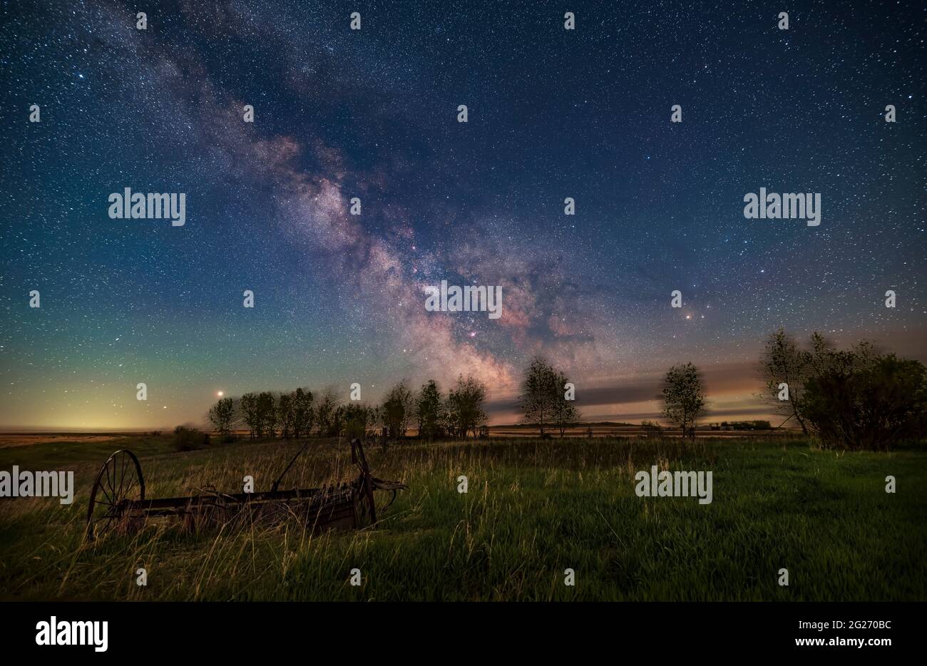 Cortile Via Lattea con Giove e Saturno in ascesa, Alberta, Canada. Foto Stock