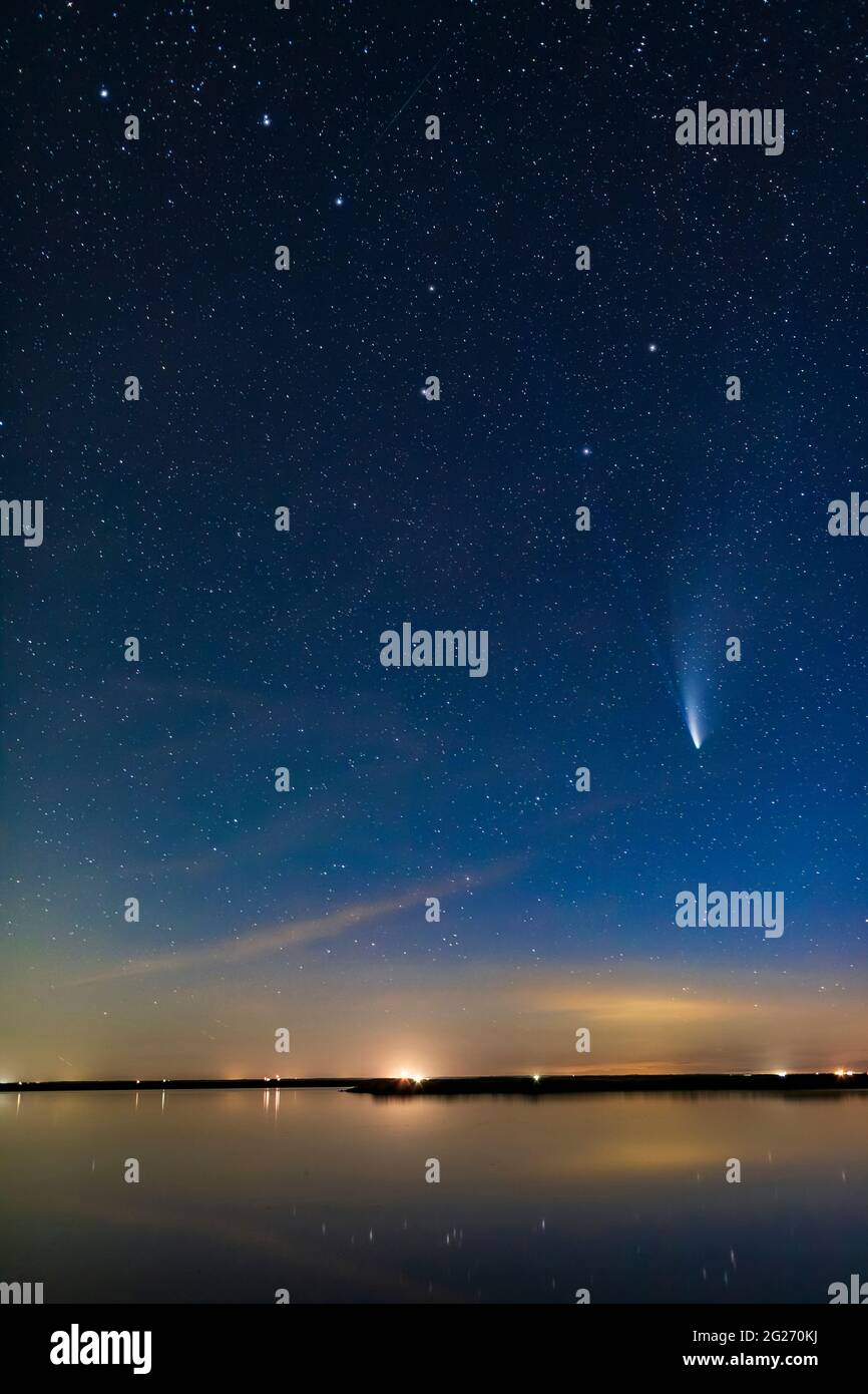 Comet NEOWISE e Big Dipper sul lago strisciante nell'Alberta meridionale, Canada. Foto Stock
