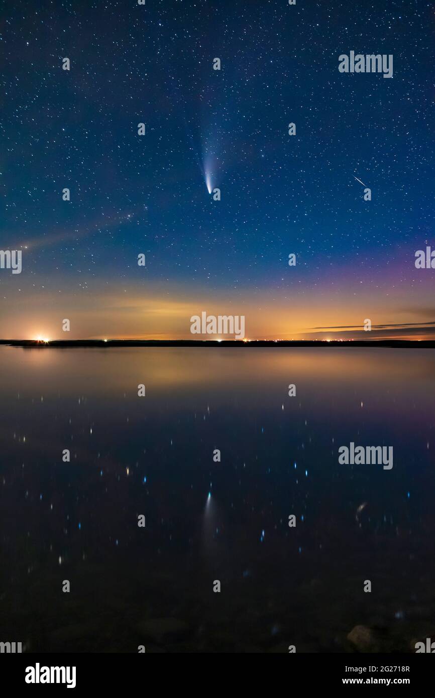 La cometa NEOWISE si riflette nelle acque ferme di crawling Lake, Alberta, Canada. Foto Stock