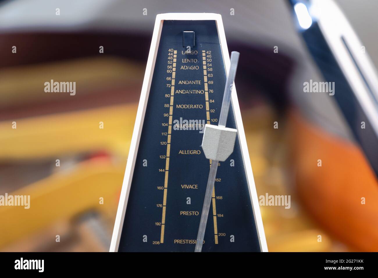 Metronomo con pendolo per mantenere il ritmo e il tempo per pianoforte, musica classica, musicisti - primo piano con messa a fuoco selettiva Foto Stock