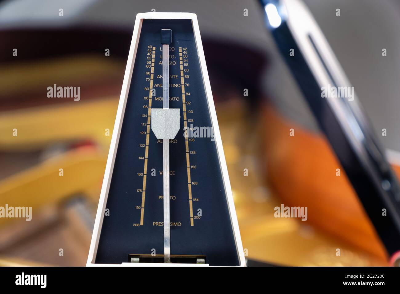 Metronomo con pendolo per mantenere il ritmo e il tempo per pianoforte, musica classica, musicisti - primo piano con messa a fuoco selettiva Foto Stock