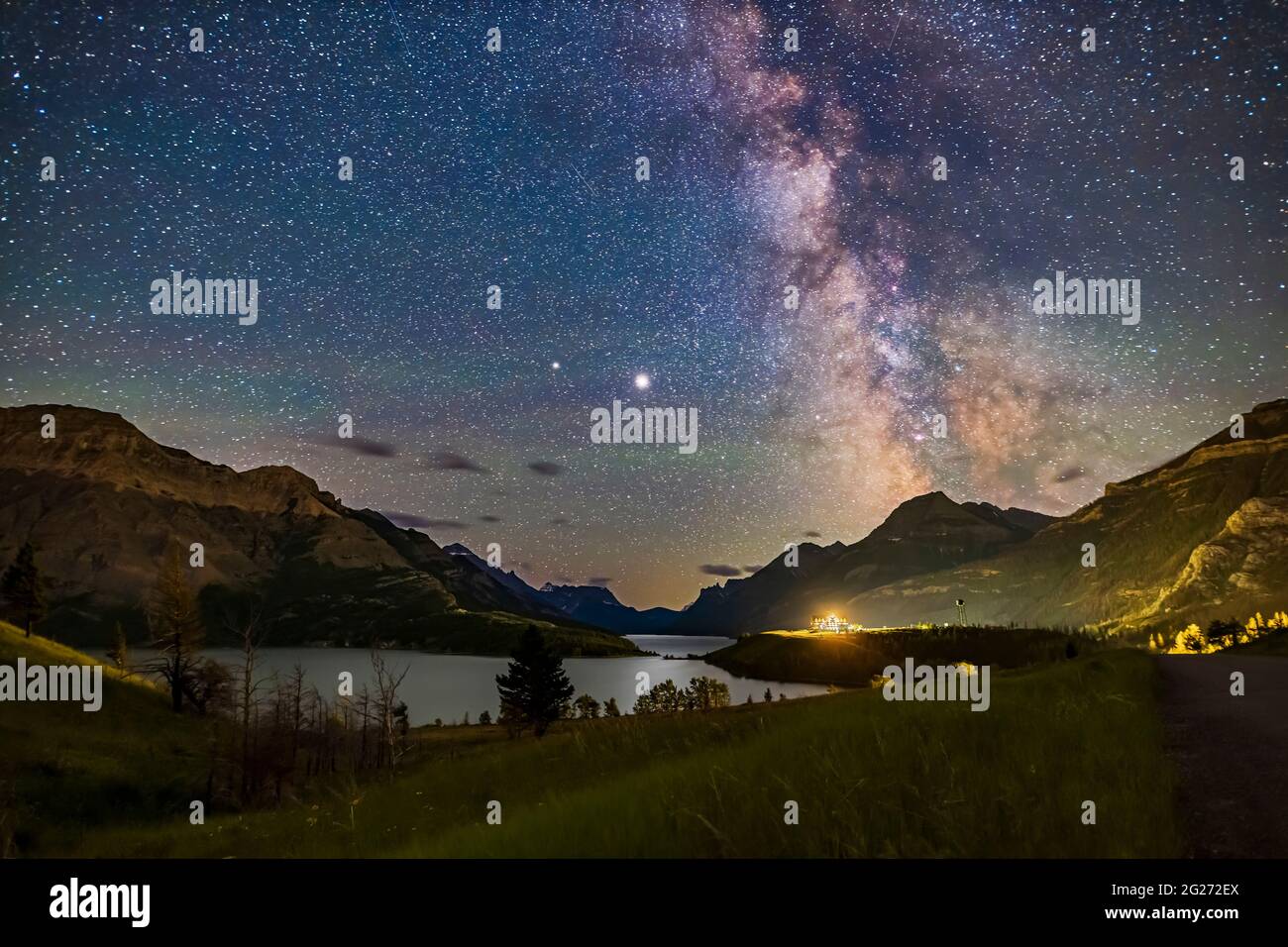 Milky Way e pianeti Giove e Saturno sopra il Parco Nazionale dei Laghi di Waterton, Alberta, Canada. Foto Stock