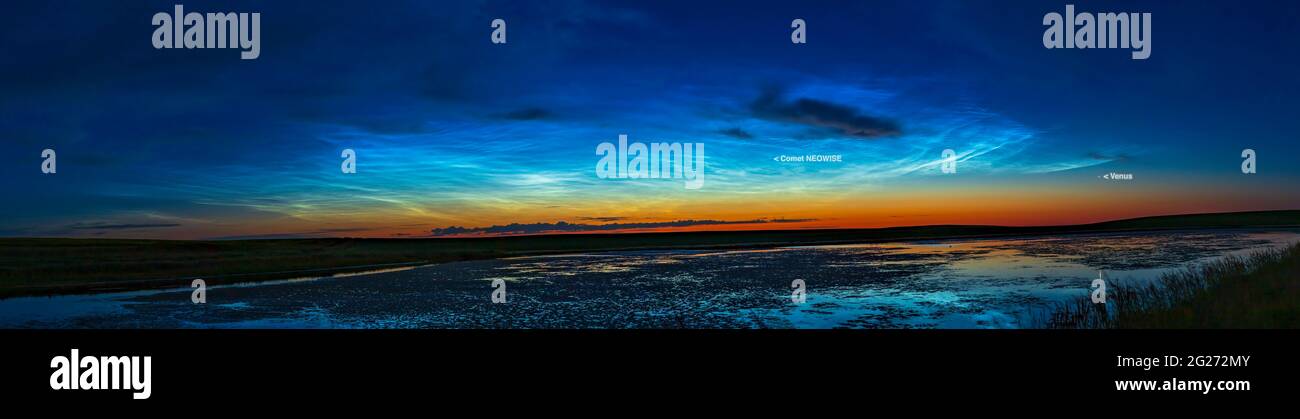 Nubi noctilucenti nel cielo dell'alba da Alberta, Canada, con Comet NEOWISE e il pianeta Venere. Foto Stock