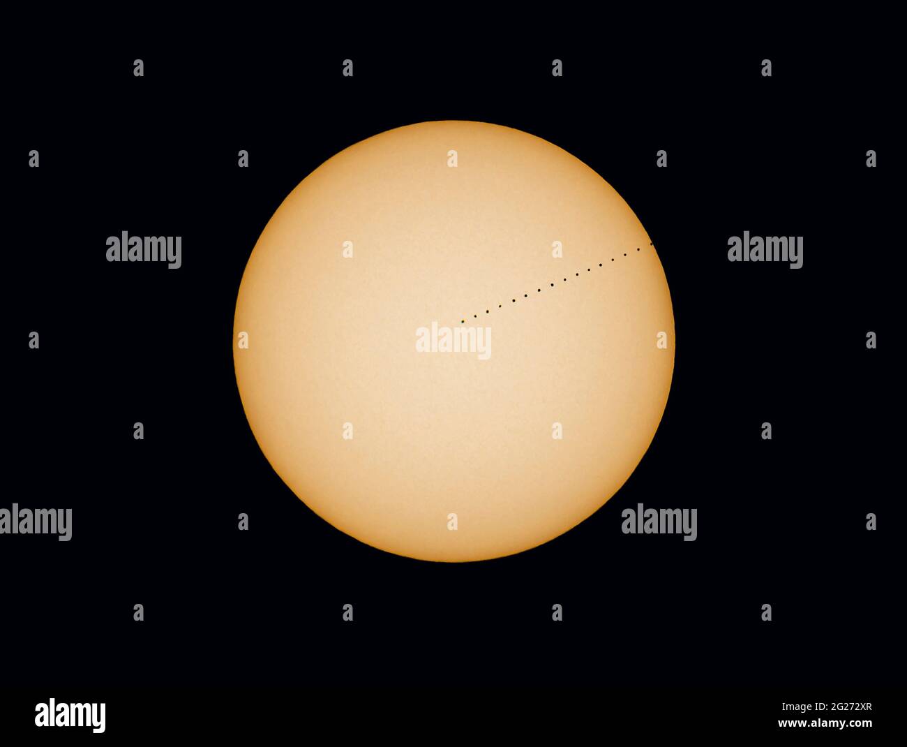 Transito del pianeta Mercurio composito attraverso il sole nel 2019. Foto Stock