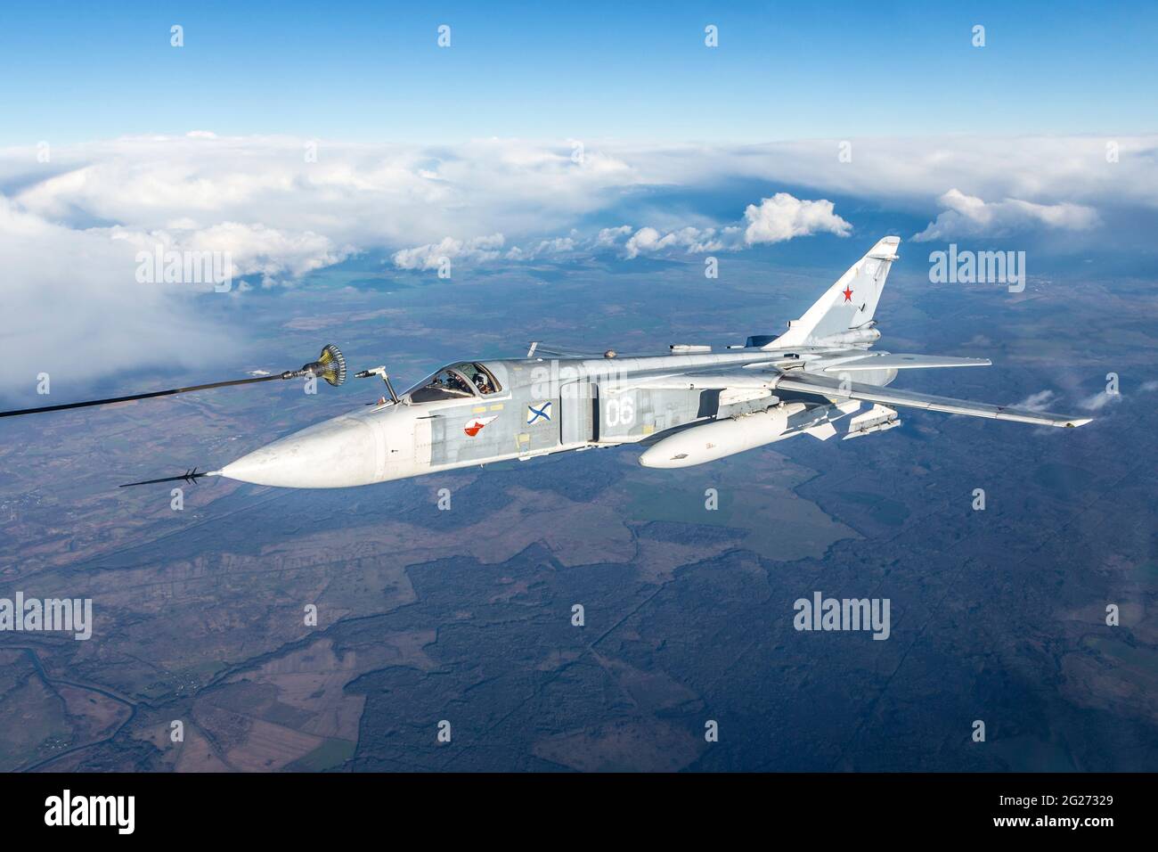 Su-24M aereo bombardiere frontline della Marina russa durante il rifornimento aereo. Foto Stock