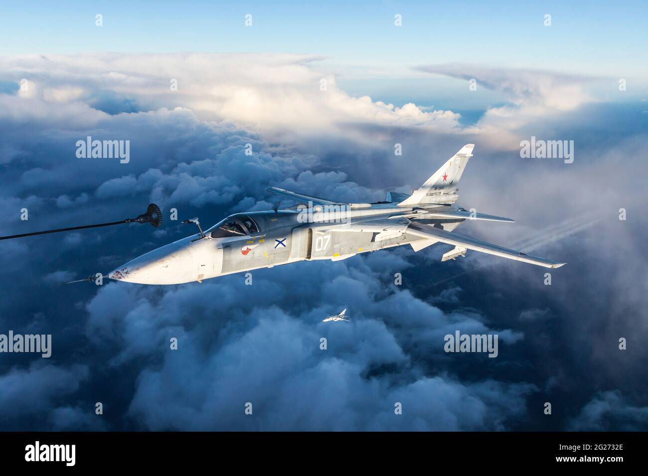 Su-24M aerei bombardieri in prima linea della Marina russa durante il rifornimento aereo. Foto Stock